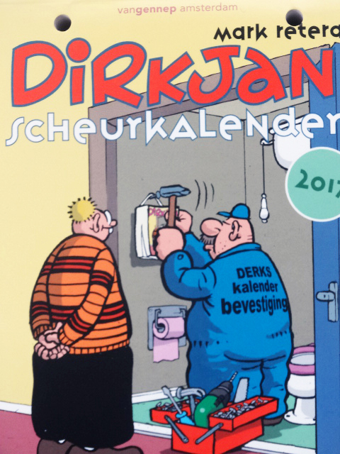 Dirkjan laat voor het ophangen van de nieuwe scheurkalender Derks Kalender-bevestiging komen.