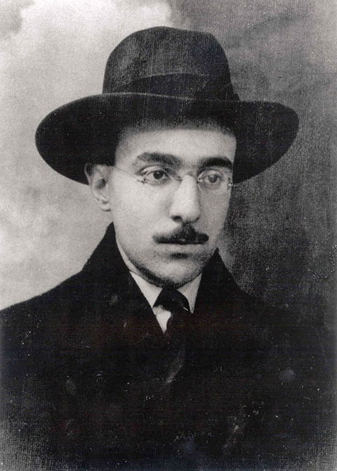 Een portret van Fernando Pessoa, met hoed.