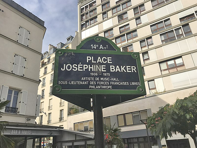 Het naambord van het Josephine bBaker-plein in Parijs.