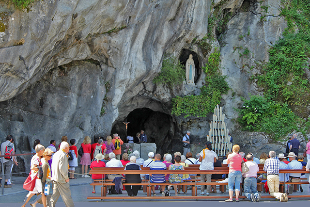 De grot met het Maria-beeld.