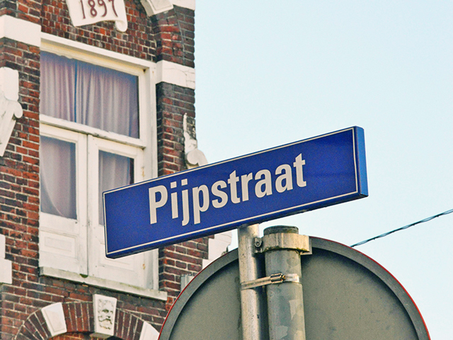 Het straatnaambordje Pijpstraat.