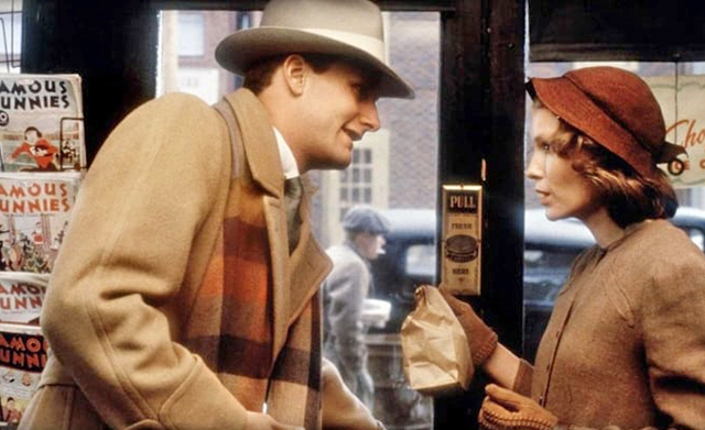 De hoofdrolspeelster (Mia Farrow) in een krantenwinkel, naast een andere klant.