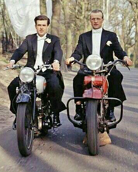 Rutger Hauwer en Jeroen Krabbee in smoking op een oude motorfiets.