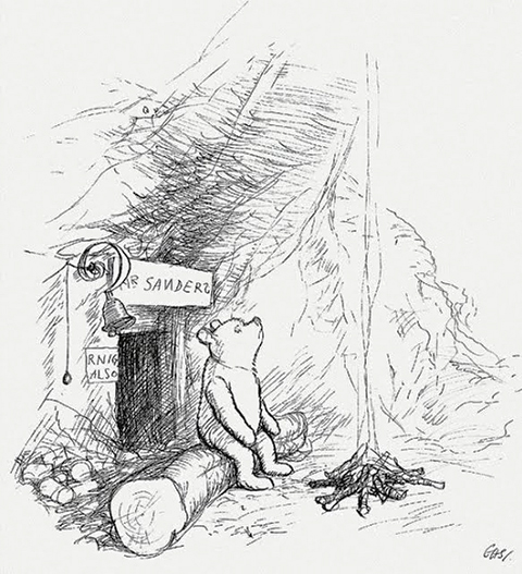 Winnie de Pooh voor zijn huisje in een boomstronk.