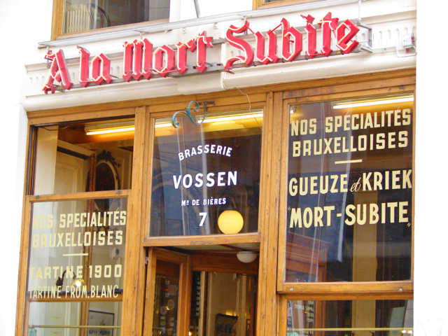 De gevel van een typischs Brussels café, A La Mort Subite, met reclames voor Brusselse biersoorten.