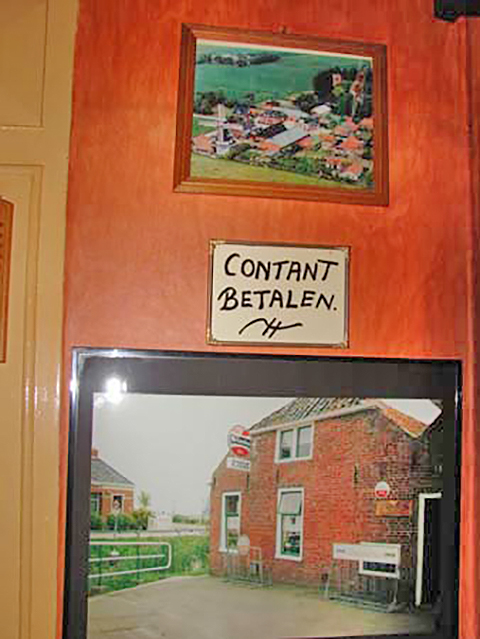 Een bordje aan de muur in een café in een Gronings dorp. Tekst: Contant betalen.