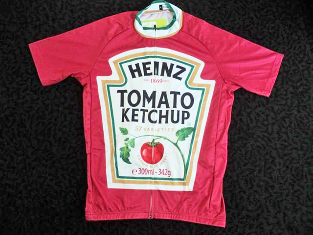 Een t-shirt met daarop Heinz Tomato Ketchuo.