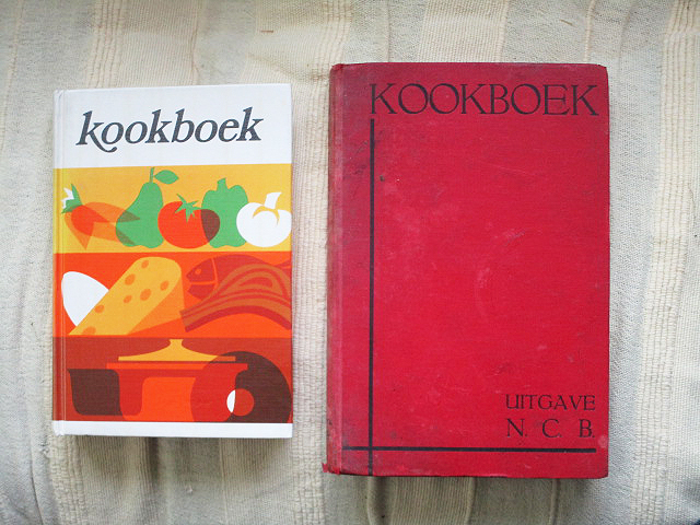 De kaft van Kookboek, met tekeningen van fruit, kaas en een pan op de nieuwere editie.