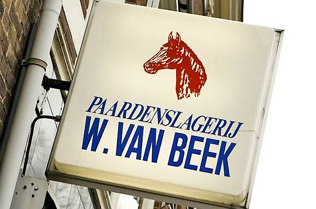 Het uithangbord van paardenslagerij W. van Beek.