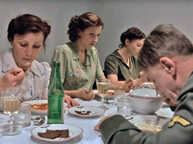 Een still uit de film Der Untergang. De entourage van Hitler zit aan tafel.