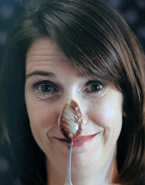 Janneke Vreugdeloos met een lepel op haar neus.