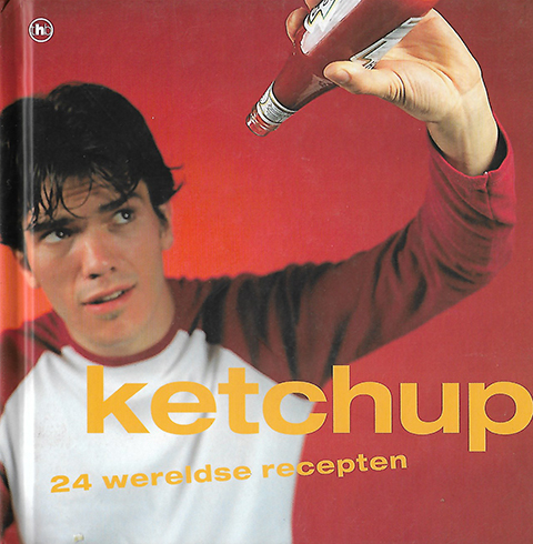 De omslag van het besproken boek, waarop een man ketchup uit een fles probeert te gieten, maar het komt er niet uit.