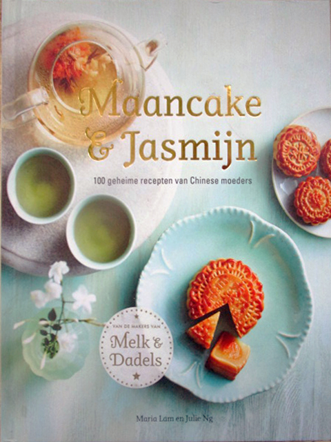 De omslag van het boek 'Maancake en jasmijn' met daarop die maancakes en een pot jasmijn-thee.