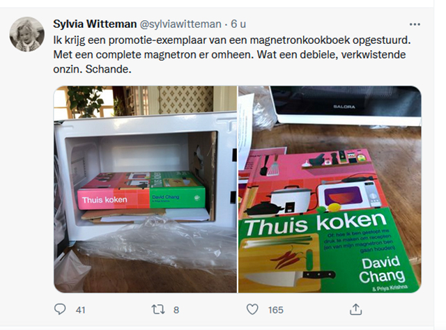 Sylvia Witteman krijgt het boek Thuis Koken opgestuurd, verpakt in een magnetron. Ze schrijft Wat een debiele verkwistende onzin. Schande.
