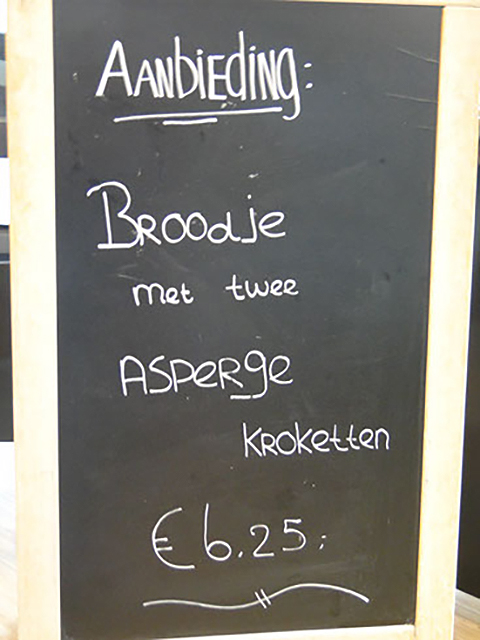 Een schoolbord met daarop 'Aanbieding: broodje met twee asperge-kroketten Euro zes vijfentwintig.