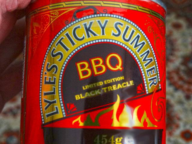 Een pot Black Treacle, 'limited edition BBQ'.