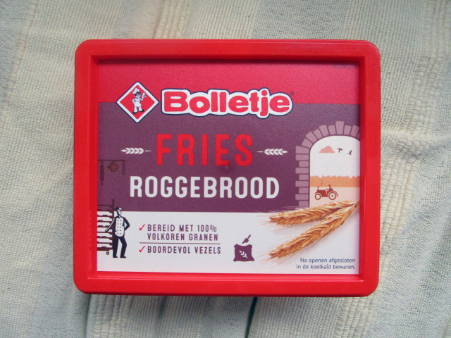Een doosje Bolletje Fries Roggebrood.