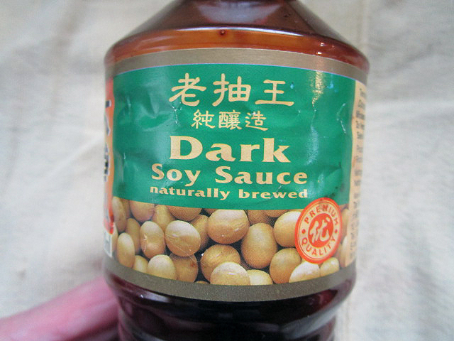 Een fles Dark soy saus.