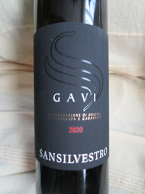 De besproken wijn, een fles van het  merk Sansilvestro.