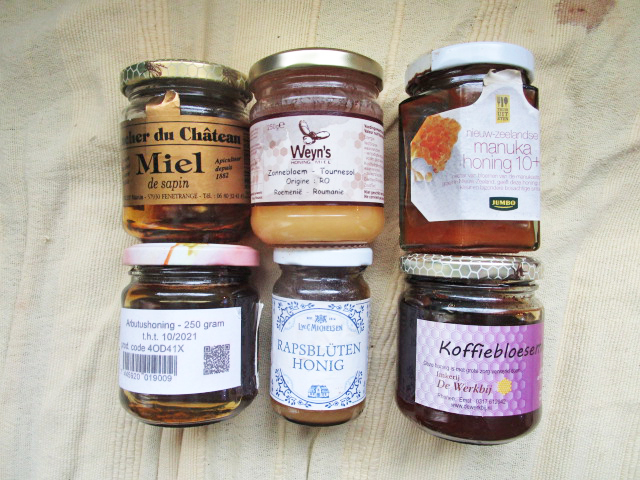 Een verzameling potten honing.