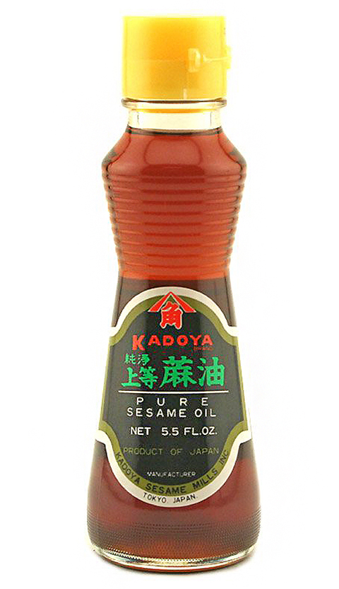 Een flesje Japanse sesam-olie met Spaanse pepers erdoor.