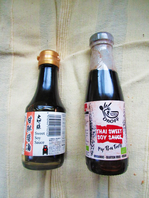 De flesjes Japanse en Thaise zoete sojasaus..