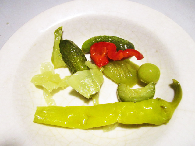 Wat er zoal in dat Turkse potje zit. Een groene peper, wat kool, een olijf, augurken en courget.