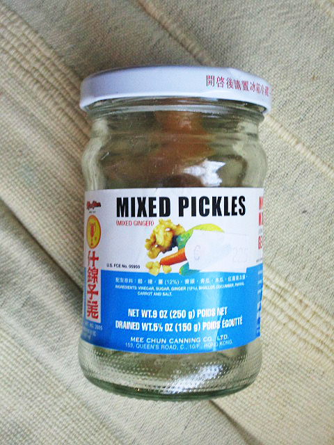 Een potje Surinaamse mixed pickles.