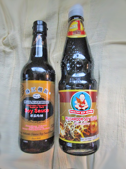 Een fles Chinese en een fles Thaise Mushroom soy sauce.