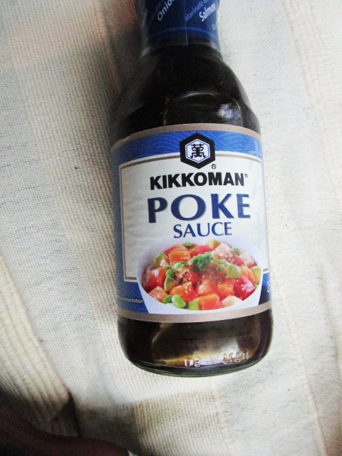 Een flesje Kikkoman Poke saus.