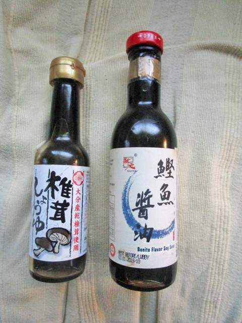 Een flesje soy met shiitake, en een met bonito.