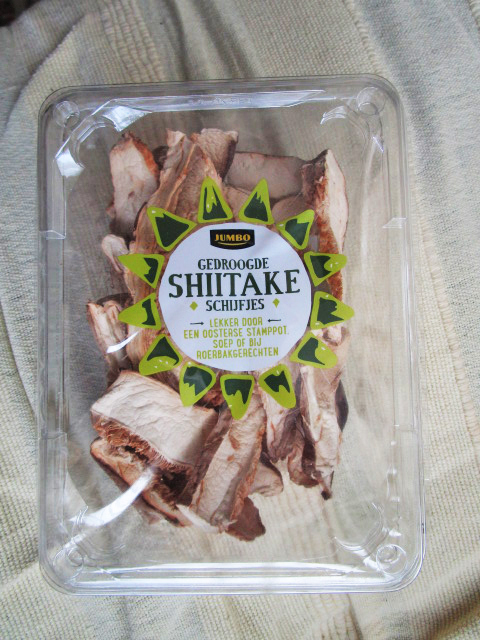 Een doosje gedroogde shiitake.
