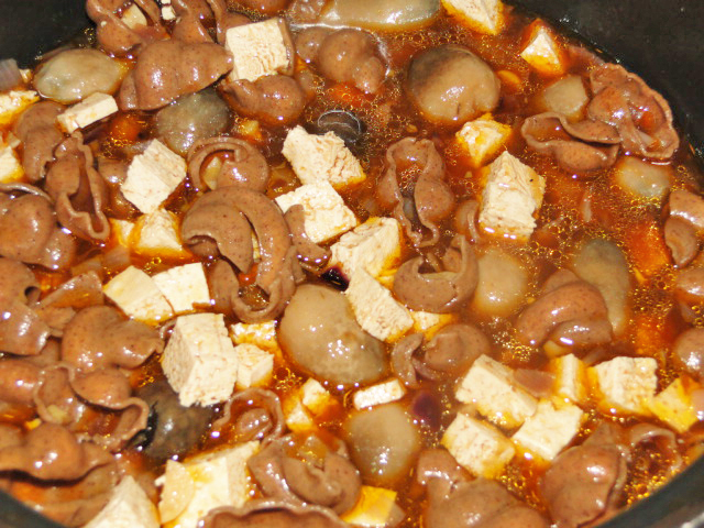 Silken tofu, in een paddestoelen-stoofschotel met pasta.