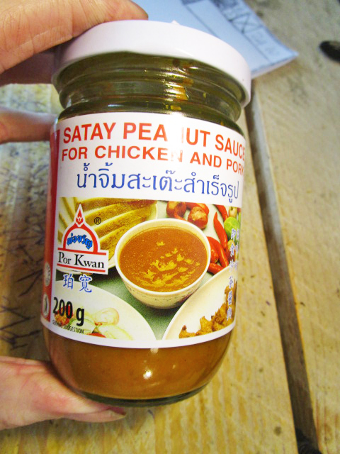 Een pot Thaise pinda-saus. Voor bij kip of varkensvlees, staat erop.