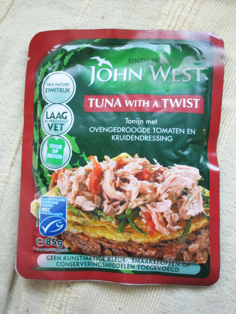 Een zakje Tuna met een twist; tonijn met ovengedroogde tomaten en een kruidendressing van John West.