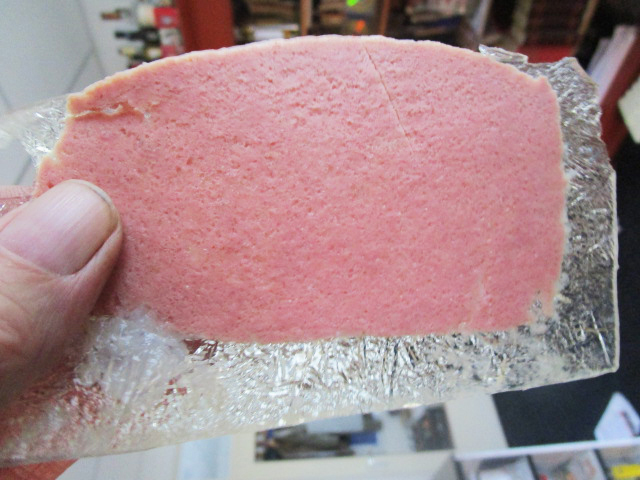 Een foto van een plak van het product, met de gelei eromheen.