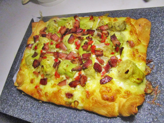 Pizza met pancetta en artisjok.