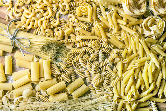 Verschillende soorten droge pasta.