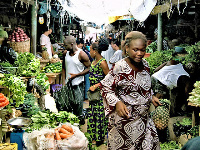 Een markt in lagos, met groenten.