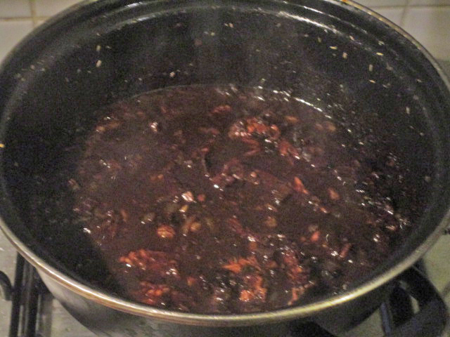 Een pan met de heel donkere bijna zwarte saus.