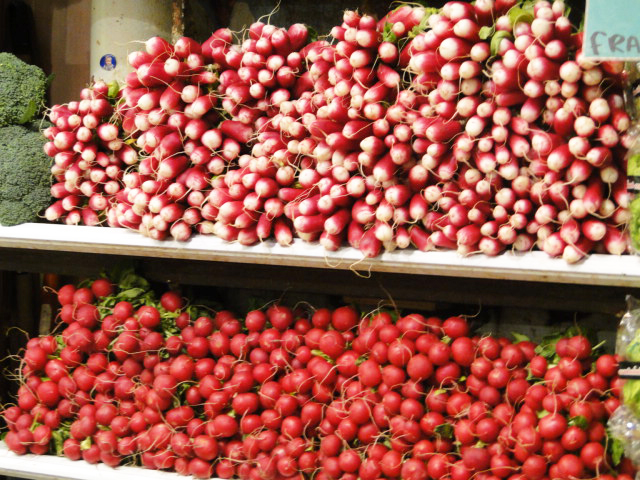 Rode en wit-rode radijzen op de markt in Metz.