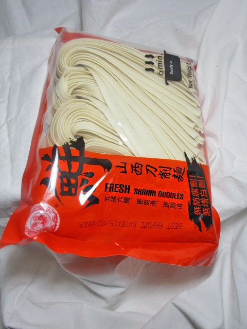 Een pak verse Chinese Shanxi pasta.