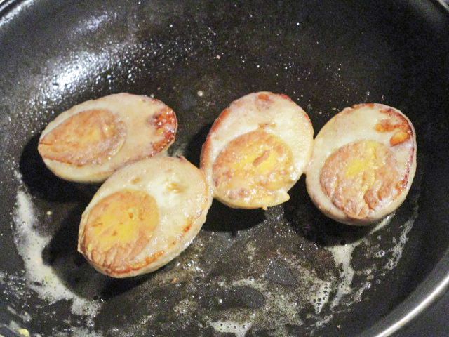 Halve gebakken gekookte eieren.