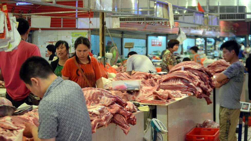 Een kraam met vlees op een markt in Szechuan.