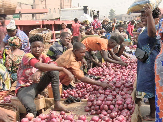 Rode uien op de markt in Nigeria.