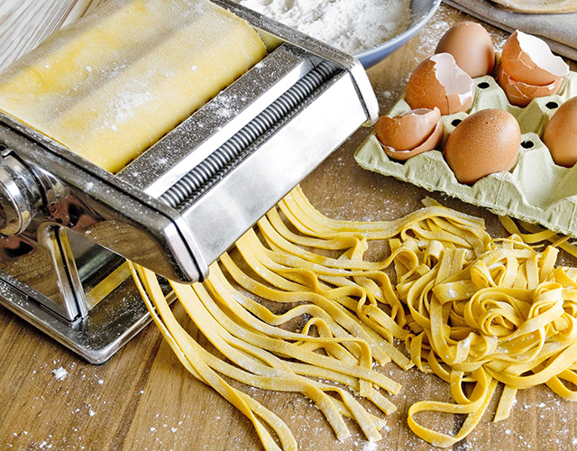 Verse tagkiatelle maken met een pasta-machientje.