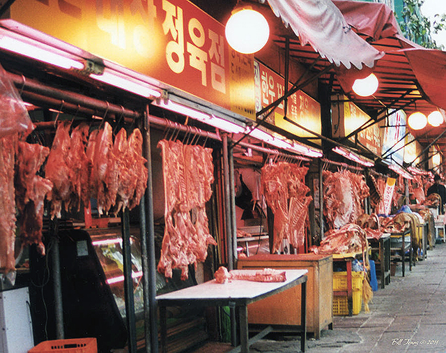 Stalletjes met vers vlees op een Koreaanse markt.