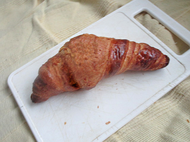 Een diepgevroren aangeleverde croissant, gebakken.