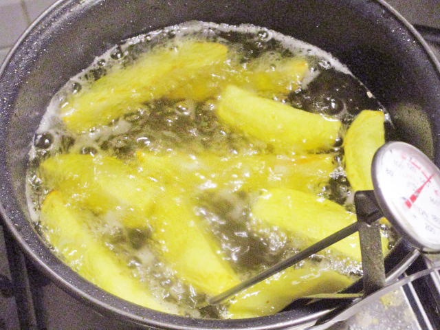 De friet voorbakken op 130 graden.