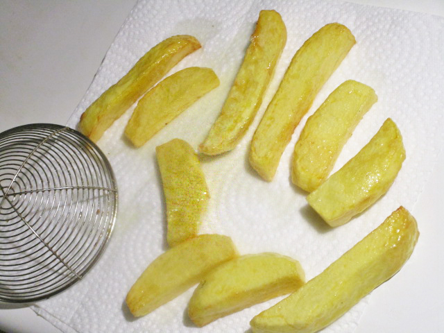 De voorgebakken friet.